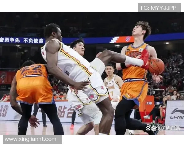 CBA赛场上一幕感人瞬间震撼全场 球员间的真挚情谊令人热泪盈眶